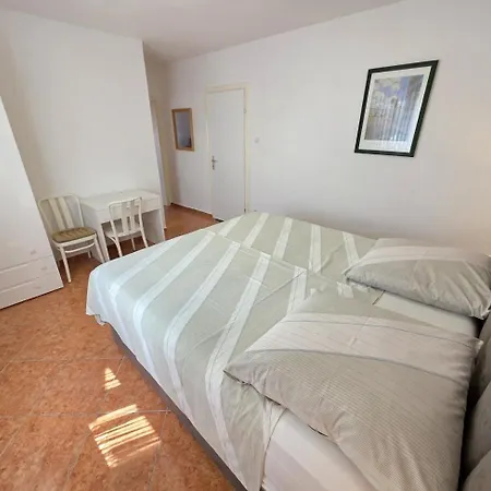 Tomislav Nv Mali With Terrace 250 M From The Apartman Novi Vinodolski