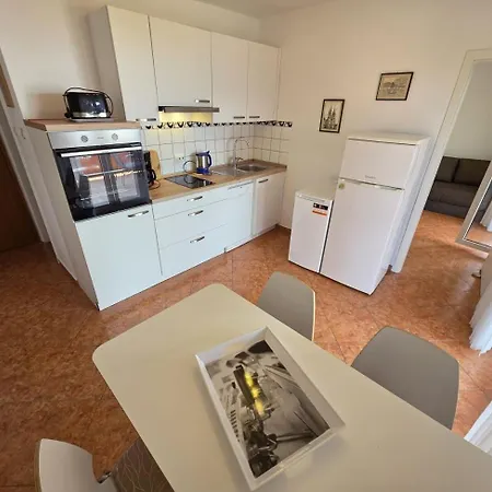 Tomislav Nv Mali With Terrace 250 M From The Apartman Novi Vinodolski